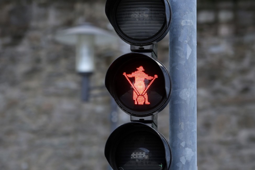 Fussgaengerampel am Koelner Tor in der Siegener Innenstadt zeigt bei rot den Huettenmann Frieder (als Ampelmaennchen) F