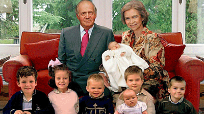 Spaniens Königin wird 70: Huch, wer hat denn dieses Familienfoto am Computer so wüst zusammengestöpselt? Es war Spaniens Königin Sofía höchstpersönlich.
