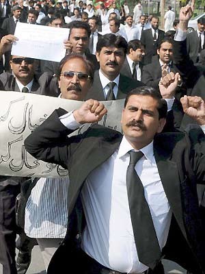 Protestierende Anwälte; dpa