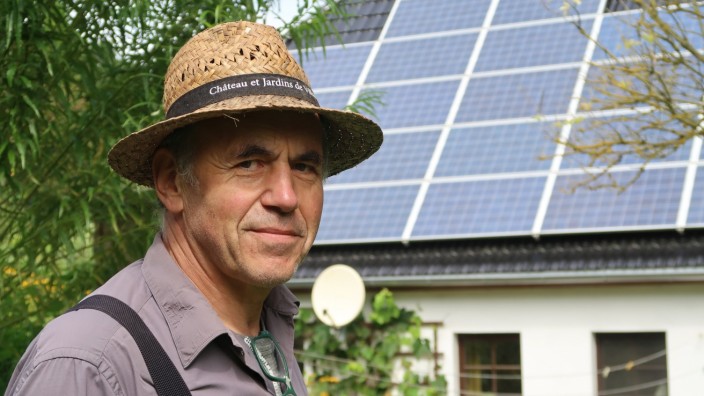 Erneuerbare Energien: Werner Kröber aus dem Altenburger Land in Thüringen ist stolzer Besitzer eines eigenen Windrads. Eine Photovoltaikanlage hat er auch schon, sein langfristiges Ziel: komplett autark leben.
