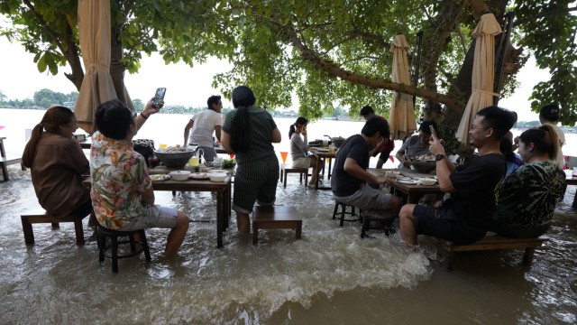 Schlemmen im Hochwasser: Flut-Lokal in Thailand