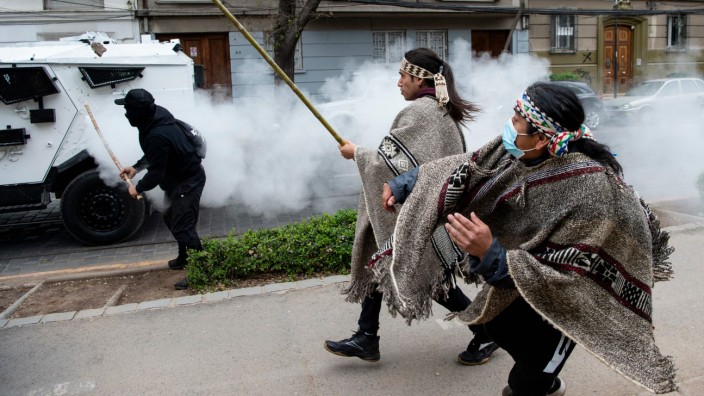 Indigene in Chile: Indigene Machupe, die sich unterdrückt fühlen, bei Zusammenstößen mit der Polizei im Zentrum Santiagos.