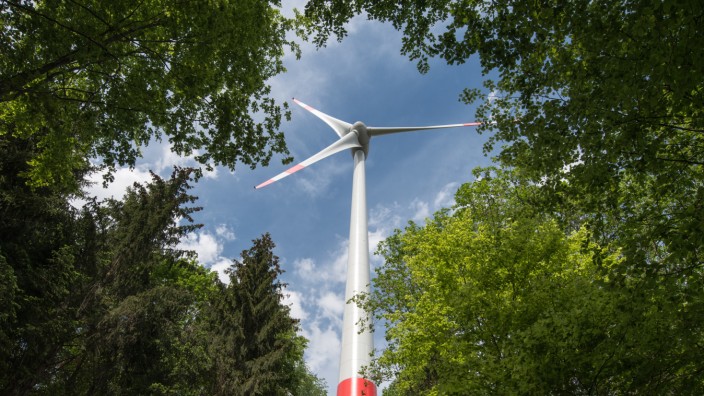 Energiewende: Mittlerweile forciert auch die bayerische Staatsregierung den Bau von Windrädern. Im Umweltministerium ist, wenn es um den Verband VLAB geht, von einem "Windkraft-Verhinderungsverein" die Rede, der die Ausbau-Strategie nicht verhindern werde, aber eine "Hürde" sei.