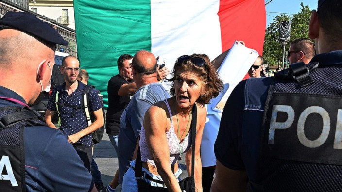 Italien: Protest auf der Piazza: Im Zentrum Turins demonstrieren Italienerinnen und Italiener gegen den Pflichtausweis, den sogenannten Green Pass.