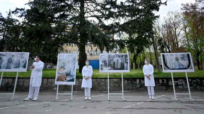 Pandemie: Hohe Erwartungen: Mitarbeiter eines Instituts in Belgrad, an dem der russische Sputnik-V-Impfstoff produziert wird, kurz vor einem Besuch des serbischen Präsidenten im April dieses Jahres.