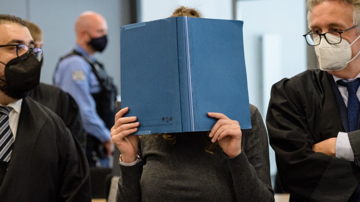 Prozess in Dresden: Außerhalb des Gerichtssaals kennt niemand ihr Gesicht - Lina E. mit ihren Anwälten im Gerichtssaal in Dresden.