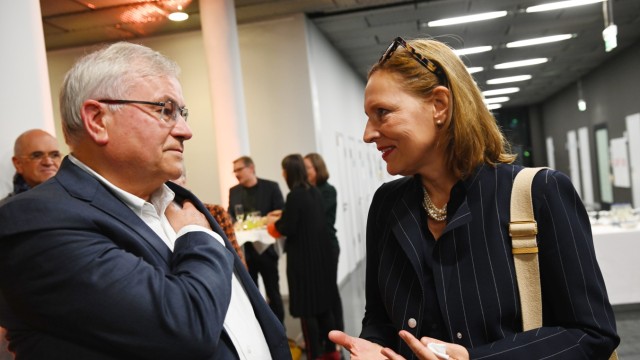 SZ Kultursalon: Kurt Kister (SZ) und Tanja Graf, die Leiterin des Literaturhauses München beim Empfang nach dem Kultursalon-Gespräch.