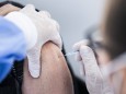 Eine aeltere Person bekommt eine Impfung gegen Corona im Impfzentrum in Schoenefeld, 19.01.2021. Schoenefeld Deutschland