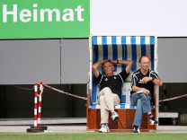 Die Heimat von Trainer Volker Finke li und sein Co Trainer Achim Sarstedt beide Freiburg ist e; Fußball