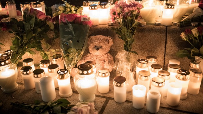Människor tänder ljus och lämnar blommor pa en plats i staden. Terrordad i Kongsberg i Norge. En 37-arig man med pilbag