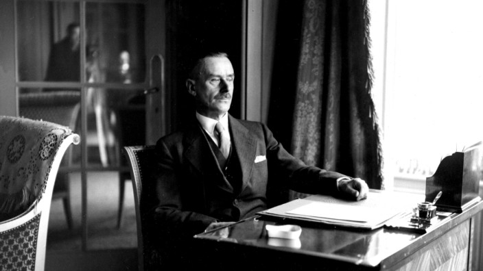 Thomas Mann pictured ibehind a desk in the Palace a Bruxelles Aufnahmedatum geschätzt UnitedArchives00575395 PUBLICATIO