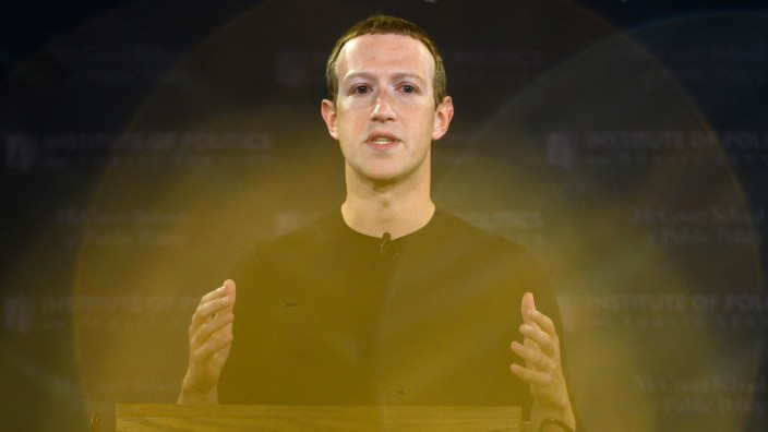 Mark Zuckerberg gives conference live on Facebook