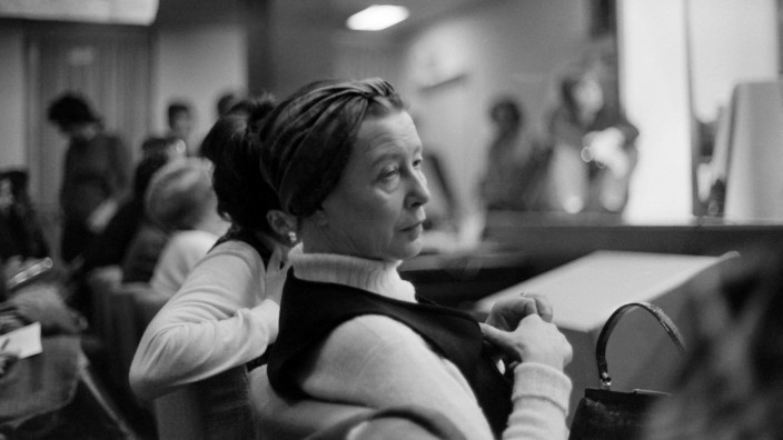 Roman "Die Unzertrennlichen": Die Philosophin Simone de Beauvoir behielt die Kontrolle darüber, was die Nachwelt über ihre Beziehungen wissen sollte. Hier ist sie im Jahr 1970 zu sehen.