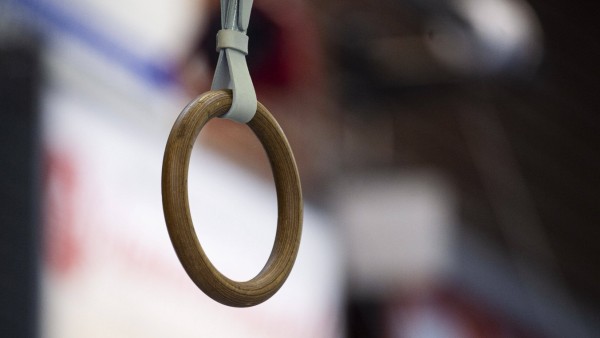 Turnringe hängen an der Decke in einer Sporthalle. Foto: Kirchner-Media/Wedel *** Gymnastic rings hanging from the ceili; Ringe