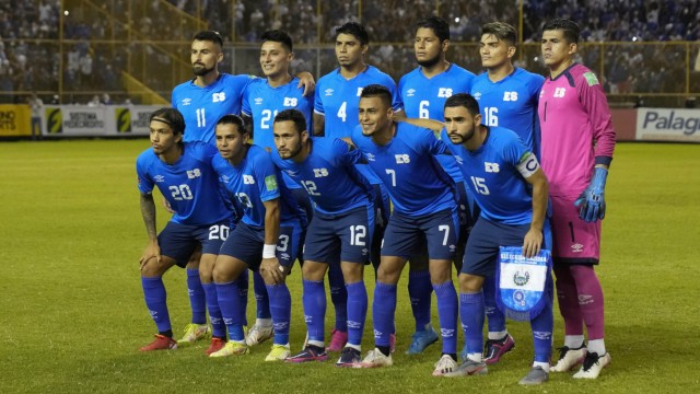 SZ-Serie "Ein Anruf bei...": Einige Spieler der Mannschaft El Salvadors hat Hugo Alvarado rekrutiert - Enrico Hernández etwa (links vorne), der in den Niederlanden spielt.