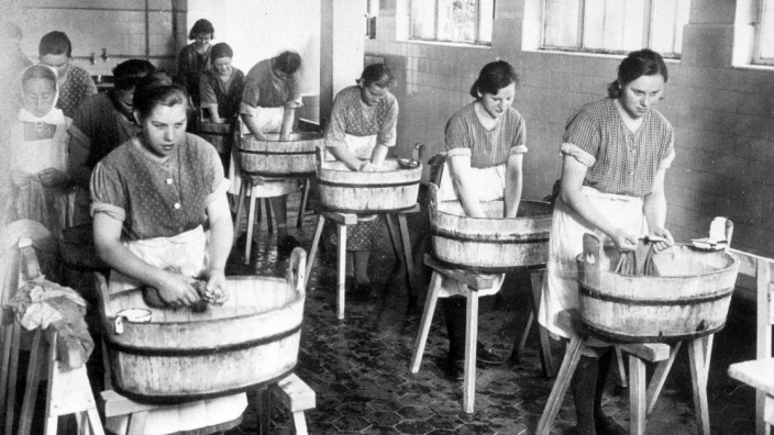 Mädchen waschen Wäsche, 1930