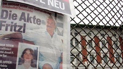Amstetten: Eine Stadt sucht tiefere Einblicke: "Die Opfer haben ein Recht auf Privatsphäre": Eine österreichische Zeitung hängt am Eingang der Klinik, wo die Familie Josef Fritzls behandelt wird.