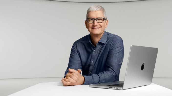 Apple: Schaut so ähnlich aus wie immer, aber hat mehr Steckplätze und einen frischen Zentralrechner: ein neues MacBook Pro neben Apple-Chef Tim Cook.