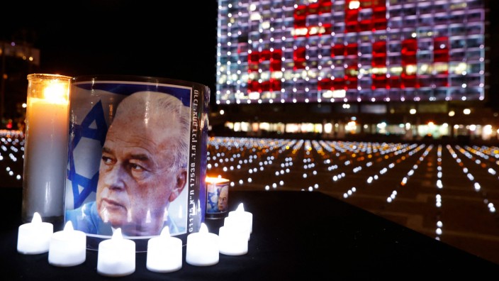 Israel: In Tel Aviv erinnerten am Montag 15 000 Kerzen an den ehemaligen Premierminister Jitzchak Rabin. Er war vor 26 Jahren von einem rechten jüdischen Fanatiker erschossen worden.