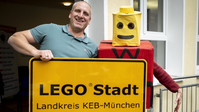 Kirche: Lars Göhl vom Verein "Kinder entdecken die Bibel" kommt mit der Lego-Stadt nach Ottobrunn.