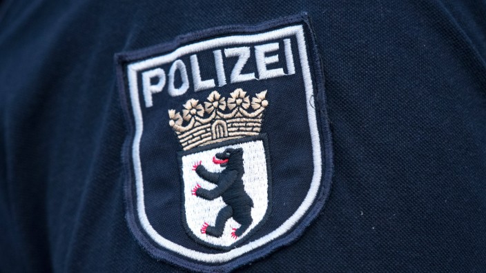 Logo der Berliner Polizei Deutschland, Berlin - 01.10.2020: Im Bild ist ein Abzeichen der Berliner Polizei an einem Ärm