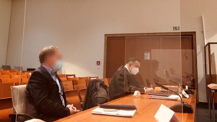 Prozess in Hof: Der frühere Vorstand (links) der Raiffeisenbank im oberfränkischen Emtmannsberg sitzt auf der Anklagebank.