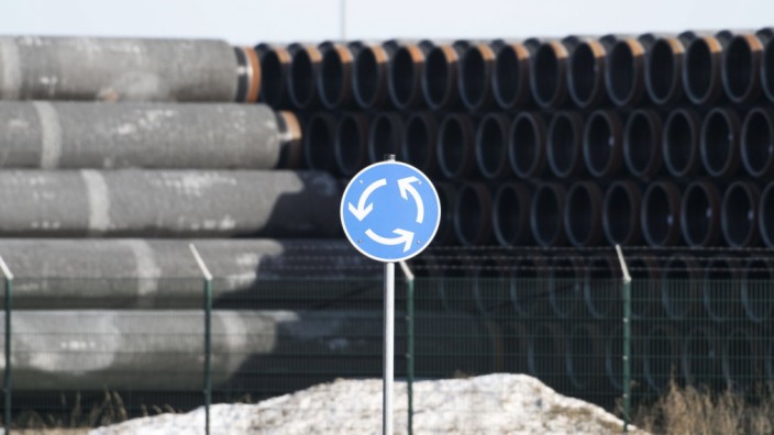 Pipeline-Röhren für den Transport von Erdgas lagern im Seehafen Sassnitz-Mukran. Sowohl Rohre für den Bau der polnische