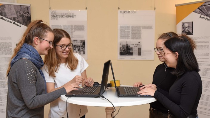 Zeitgeschichte: Lucia Mayer (von links), Miriam Grunert, Marie Stang und Julia Heiduschat sind Teil des P-Seminars, das die Ausstellung entwickelt hat.