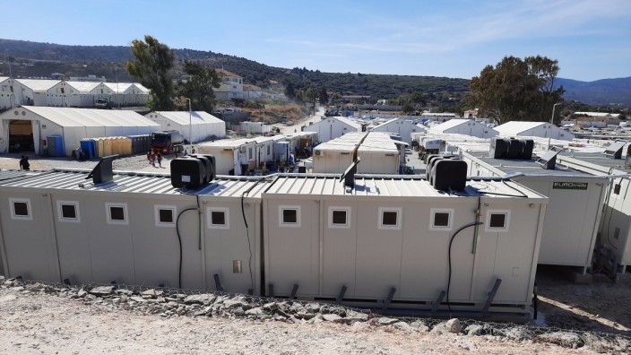Geflüchtete in Griechenland: Das Lager Kara Tepe. Wo bis vor ein paar Monaten noch ein Meer aus Zelten stand, wurden teilweise Schlafcontainer und mobile Sanitäranlagen aufgestellt.