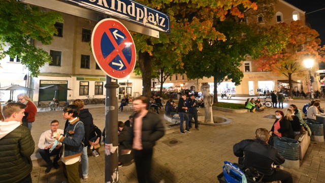 Nachtleben in München: Viel los: Der Wedekindplatz ist einer der beliebten Orte für Draußenbleiber.