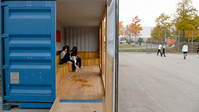 Nachtleben in München: Kein Licht und ein Abfallcontainer als Nachbar: Die Stadt will Jugendlichen mehr Unterschlupfmöglichkeiten bieten. So ganz überzeugt das Konzept aber (noch) nicht.