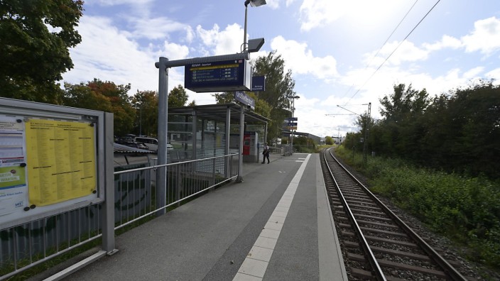Aying: Bei der Tieferlegung des Bahnhofs Großhelfendorf wird ein möglicher Ausbau der Strecke nicht mitgeplant.