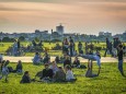 Tempelhofer Feld, Menschen bei Freizeitaktivitäten auf dem ehemaligen Flughafen Berlin Tempelhof, Altweibersommer, Kreuz