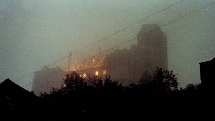 Ausstellung über Burg Trausnitz: In den Morgenstunden des 21. Oktober 1961 brach im Fürstentrakt der Burg Trausnitz ein Brand aus. Nebel und Rauchschwaden trübten den Blick auf den Unglücksort.