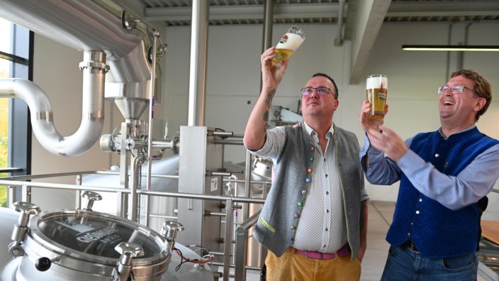 Giesinger Brauerei: "Es ist unser erstes filtriertes Bier", sagt Giesinger-Brauereichef Steffen Marx (links) und schwenkt das Glas. "Als wir vor 15 Jahren in einer Giesinger Garage mit dem Brauen anfingen, konnten wir uns noch keine Filtrationsanlage leisten."