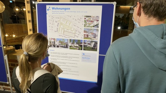 Ortsentwicklung in Gauting: Ein junges Paar aus Planegg informiert sich über die geplante Wohnsiedlung in Gauting.