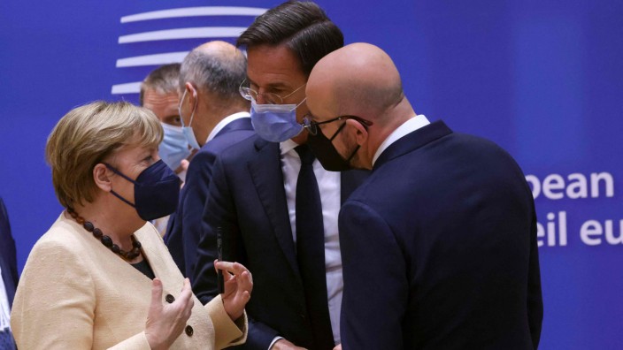 Europa: Angela Merkel unterhält sich beim Gipfel mit Mark Rutte aus den Niederlanden und Ratspräsident Charles Michel (rechts). Es war wohl der Kanzlerin letztes Spitzentreffen in Brüssel.