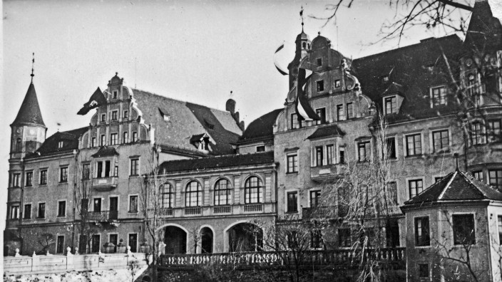 NS-"Euthanasie": Das Wasserschloss Taufkirchen 1933, es wehen bereits Hakenkreuzfahnen.