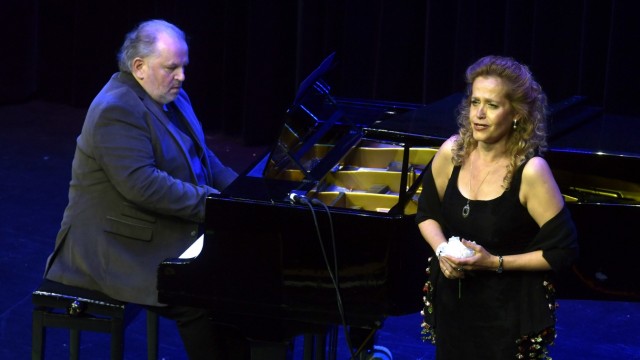 Kreismusikschule Erding: Peter Heger und Astrid Lazar verzückten das Publikum mit einer traumhaft schönen Arie.