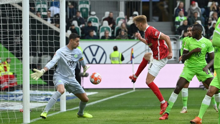Wolfsburg in der Krise: Schön viel Platz hier: Freiburgs Verteidiger Philipp Lienhart überwindet Koen Casteels (links) zur 1:0-Führung in Wolfsburg.