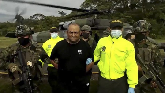 Kriminalität: Dairo Úsuga wurde nach seiner Festnahme durch kolumbianische Sicherheitskräfte mit einem Hubschrauber nach Bogotá gebracht.
