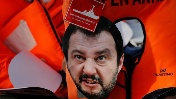 Italien: Zielscheibe von Protesten wurde Italiens damaliger Lega-Innenminister Matteo Salvini schon 2019 wegen der "Open Arms": Nun ist der Prozess gegen ihn wegen Freiheitsberaubung und unterlassener Amtshandlung gestartet.