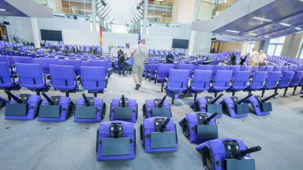 Deutscher Bundestag Herrichtung Plenarsaal für die 20. Legislaturperiode Der Sitzungssaal des Deutschen Bundestags im Be