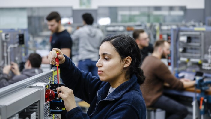 Ausbildung: Eine Industrieelektrikerin montiert einen Schaltkreis.