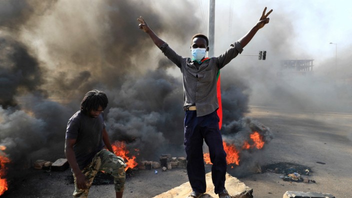 Putsch im Sudan: Demonstranten in den Straßen von Khartum