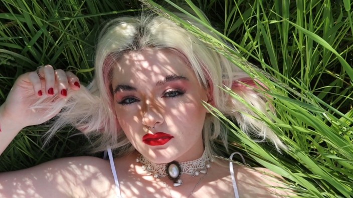 Band der Woche: Roter Lippenstift, roter Nagellack, so zeigt sich Belli in ihrem Video zum Song "Wildflower".