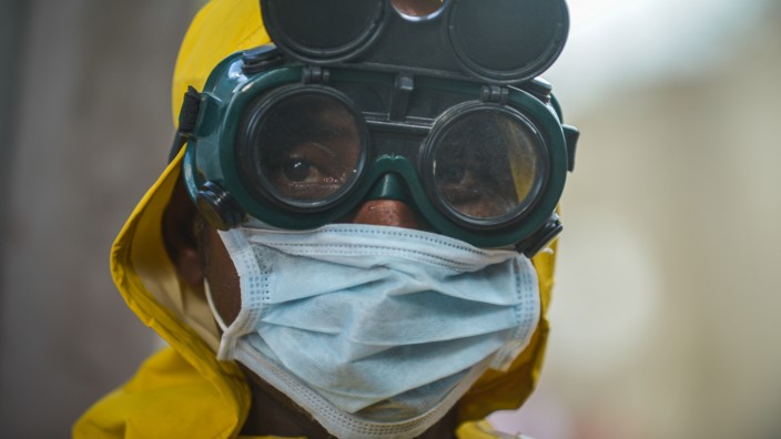 Coronavirus: Eine der Reinigungskräfte, die in Äthiopiens Hauptstadt Addis Abeba die Straßenbahn desinfizierten, um Covid einzudämmen.