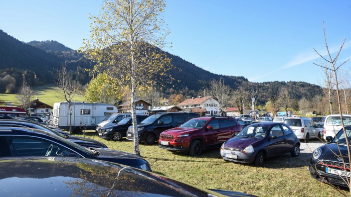 Für die Bergsaison 2022: Wer auf einem der kostenpflichtigen Parkplätze in Lenggries hält, zahlt kommendes Jahr acht Euro für 24 Stunden, vier Euro für jeden weiteren Tag.