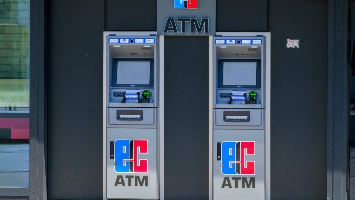 Düsseldorf 01.05.2021 Bargeld Bargeldautomaten ATM EC-Karte electronic cash Geldautomat Girocard Mastercard Amex Americ
