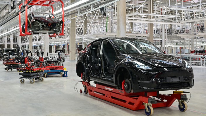 Straßenverkehr: Die Produktionshalle der Tesla-Fabrik in Grünheide, östlich von Berlin. Hier wird nun das "Model Y" gebaut.
